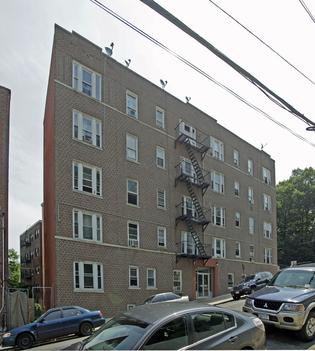 249 McLean Ave in Yonkers, NY - Building Photo - Building Photo