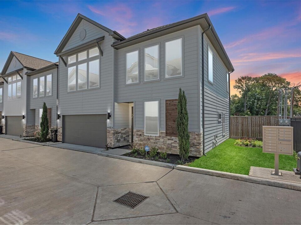 4450 W Tidwell Rd in Houston, TX - Building Photo