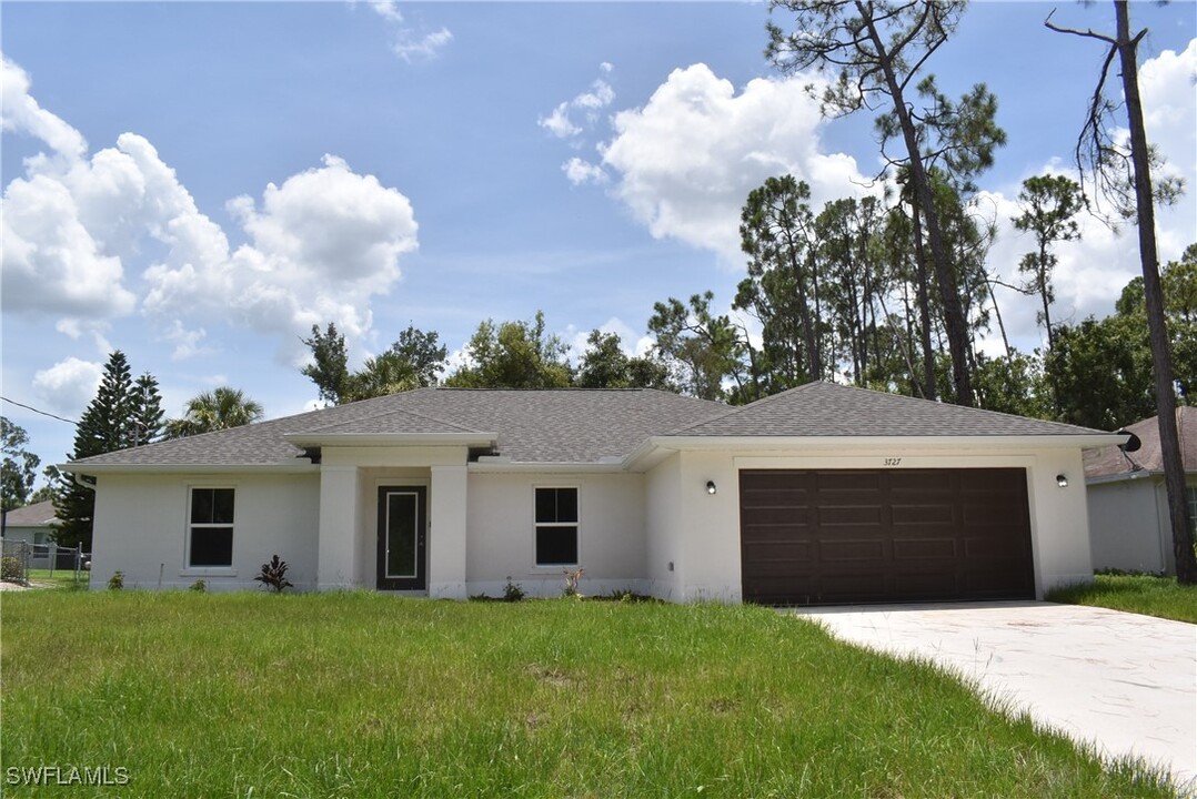 3727 Sardinia Ave in North Port, FL - Building Photo