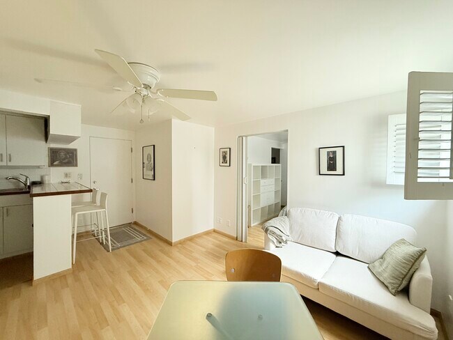 12 Spinnaker St, Unit 12B in Marina Del Rey, CA - Foto de edificio - Building Photo
