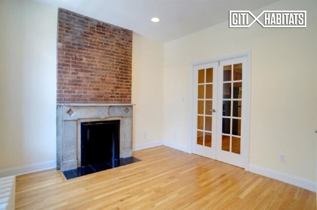 159 Christopher St-Unit -1 in New York, NY - Building Photo - Building Photo
