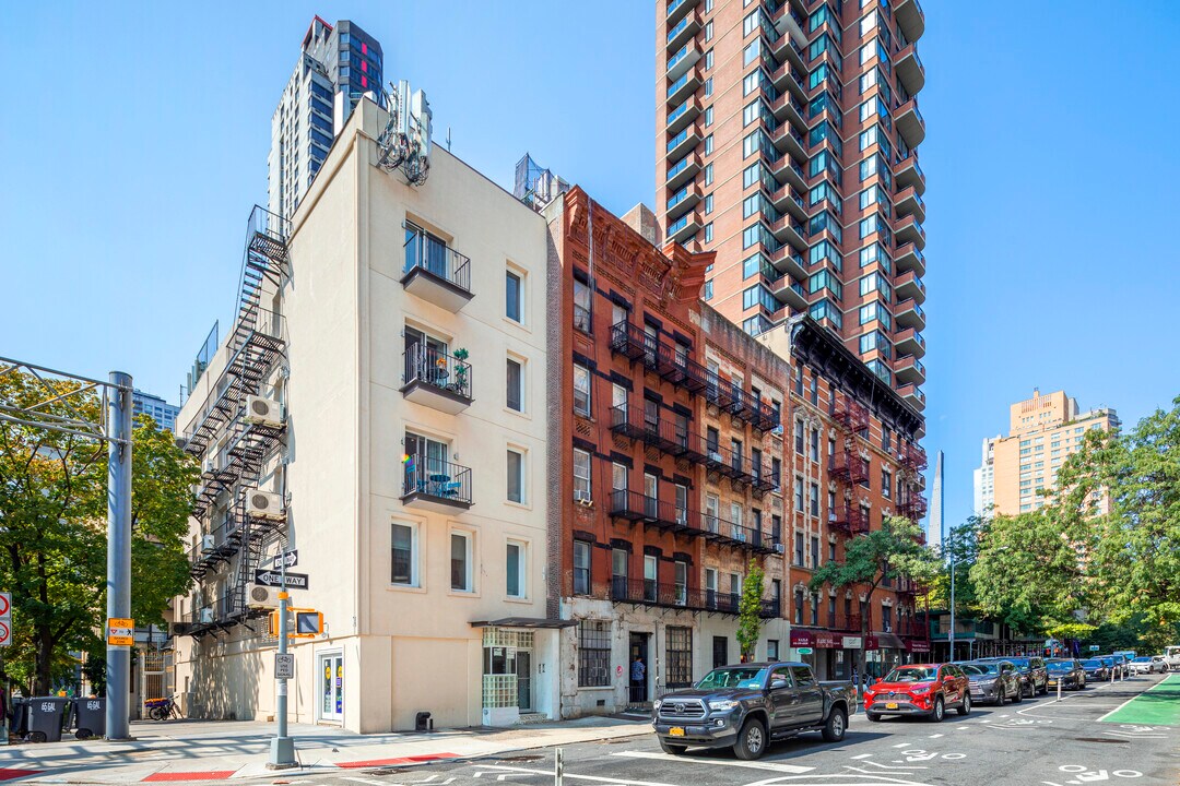 318 E 62nd St in New York, NY - Building Photo