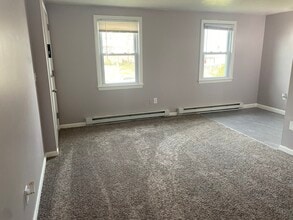 58 Ashcraft Rd, Unit 1 in New London, CT - Foto de edificio - Building Photo