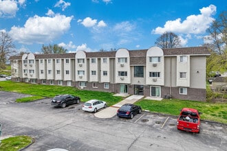 Douglas Park Apartments in Urbandale, IA - Building Photo - Building Photo
