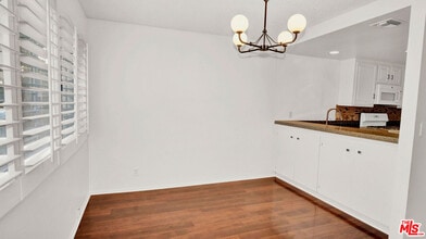 263 E Sierra Madre Blvd in Sierra Madre, CA - Building Photo - Building Photo