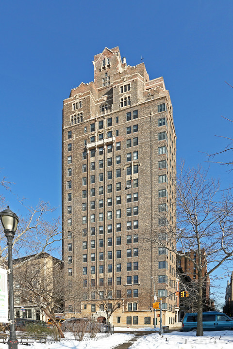 22 Riverside Dr in New York, NY - Building Photo