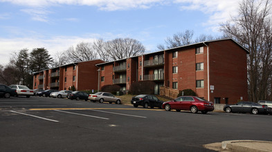 Rolling Hills Apartments in Alexandria, VA - Building Photo - Building Photo