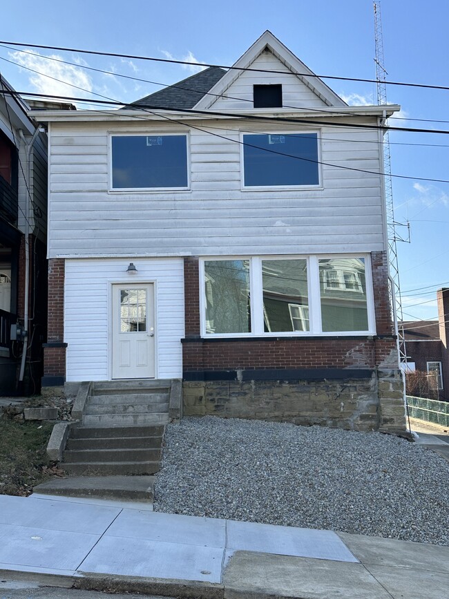 104 Magee Ave, Unit 2 in Jeannette, PA - Building Photo - Building Photo