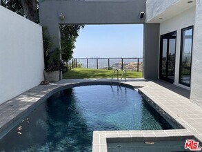 8424 Grand View Dr in Los Angeles, CA - Building Photo - Building Photo