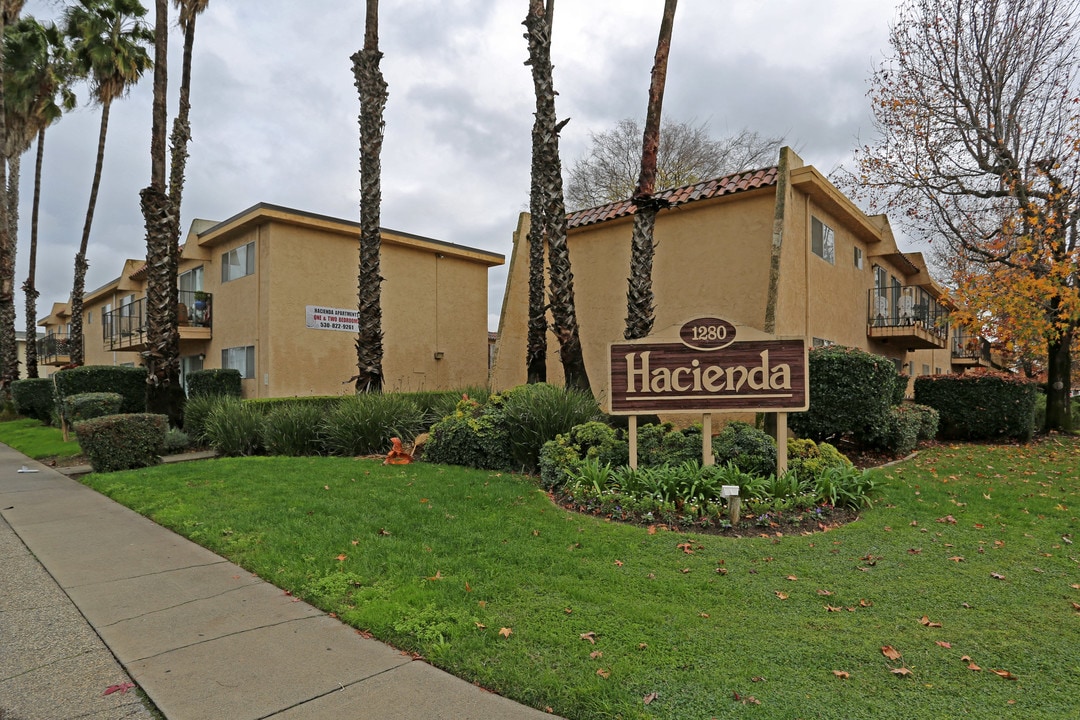 Hacienda Apartments in Yuba City, CA - Foto de edificio