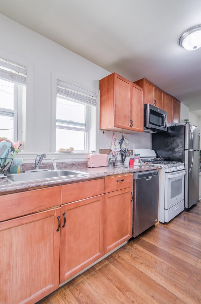 77 Wallis Ave in Jersey City, NJ - Building Photo - Building Photo