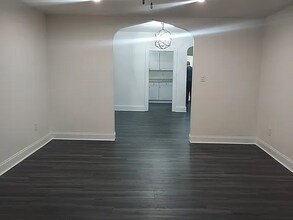 2065 Beechmont Ave in Cincinnati, OH - Foto de edificio - Building Photo