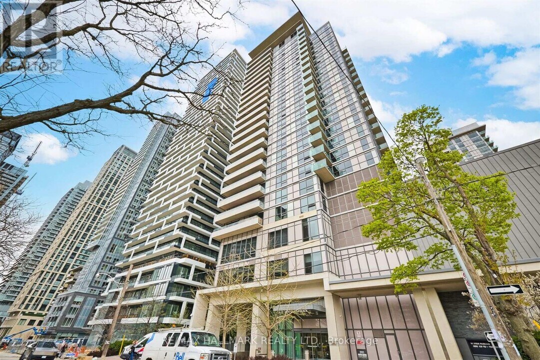 25-625 Broadway Ave in Toronto, ON - Building Photo