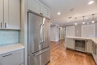 9911 Hurley Way in Dallas, TX - Building Photo - Building Photo