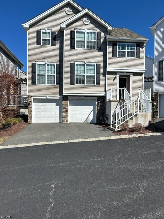 93 Sowers Dr in Hackettstown, NJ - Building Photo