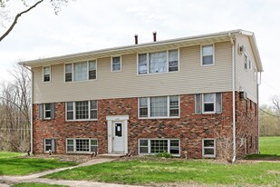 3552 Kimberly Downs Rd in Davenport, IA - Building Photo