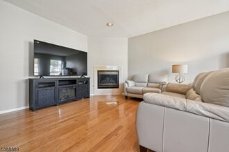 7 Wildflower Ln in Morristown, NJ - Building Photo - Building Photo