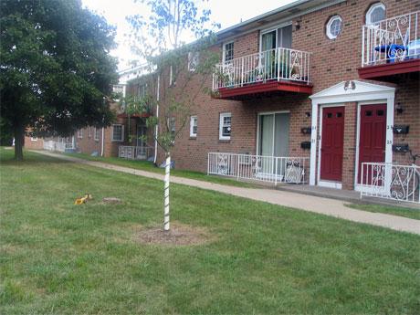 Clinton Garden Apartments in Clinton, NJ - Foto de edificio