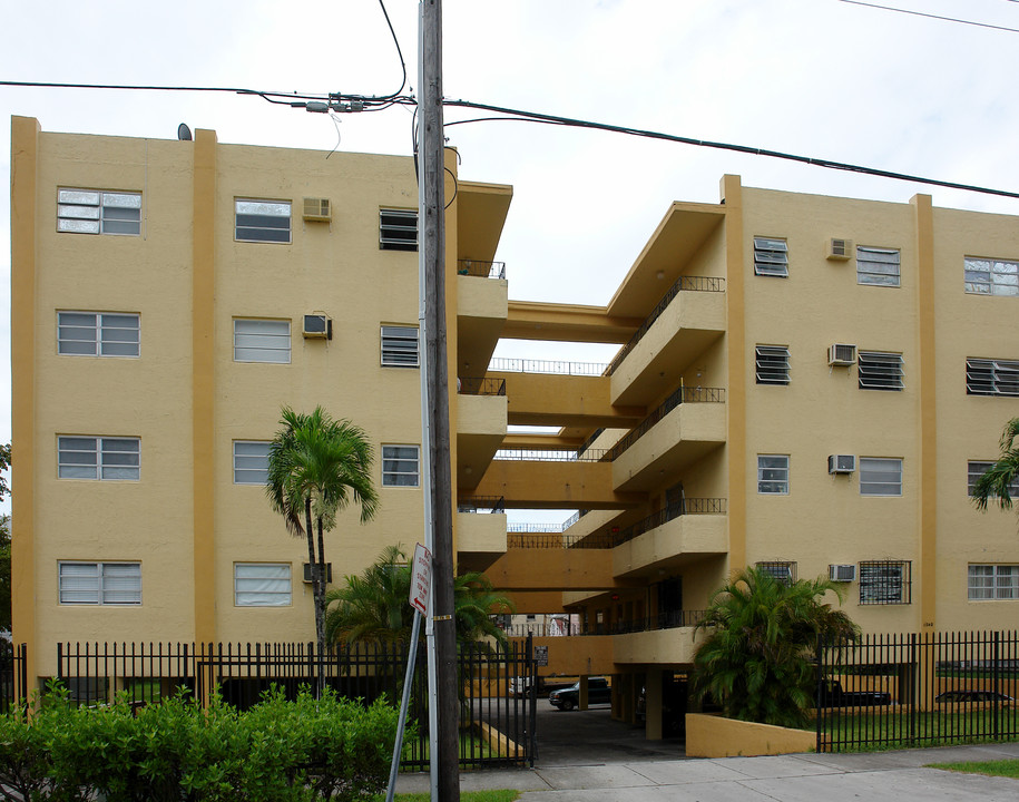 1040 NW 4th St in Miami, FL - Foto de edificio