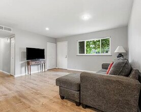 284 Ramsey Ln in Ballwin, MO - Building Photo - Building Photo