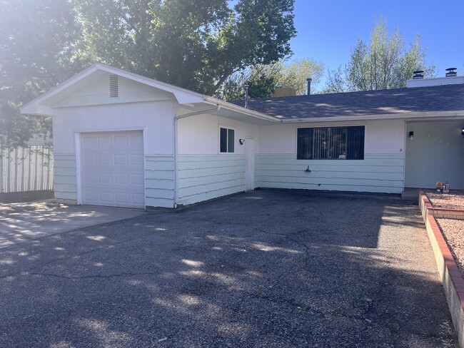 3253 Castaneda Dr, Unit B