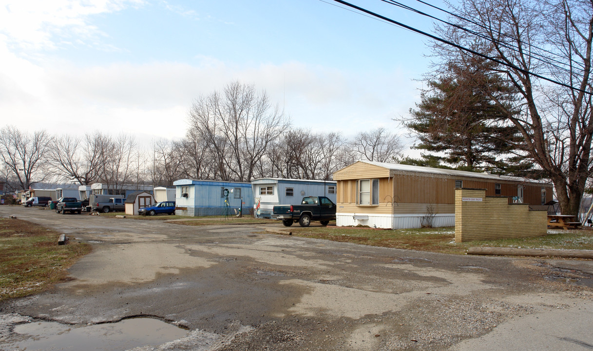 1 Washington Sq in Williamstown, WV - Building Photo