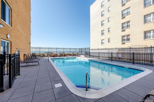 650 Shore Rd in Long Beach, NY - Building Photo - Building Photo
