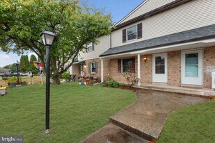 143 Thomas Dr in Telford, PA - Building Photo