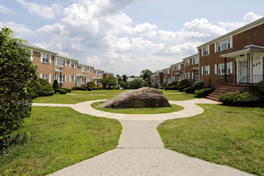 Knoll Gardens Lake Hiawatha, NJ Apartments