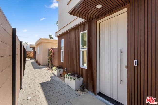 5910 Mammoth Ave in Los Angeles, CA - Building Photo - Building Photo