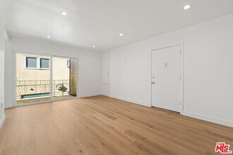 612 Huntley Dr in West Hollywood, CA - Foto de edificio - Building Photo