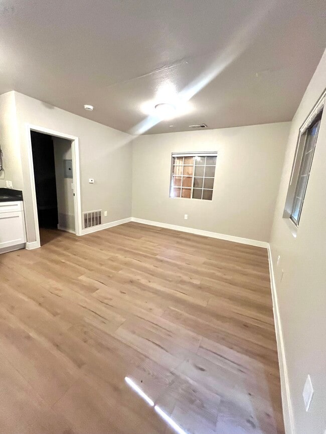 928 W 83rd St, Unit 4 in Los Angeles, CA - Building Photo - Building Photo