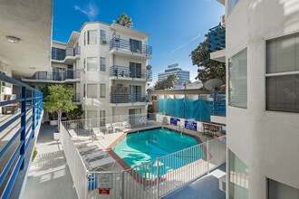 Sycamore Terrace in Los Angeles, CA - Building Photo - Building Photo