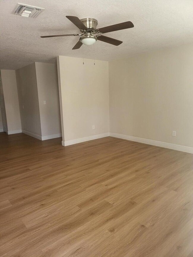 2727 SE Normand St in Stuart, FL - Foto de edificio - Building Photo