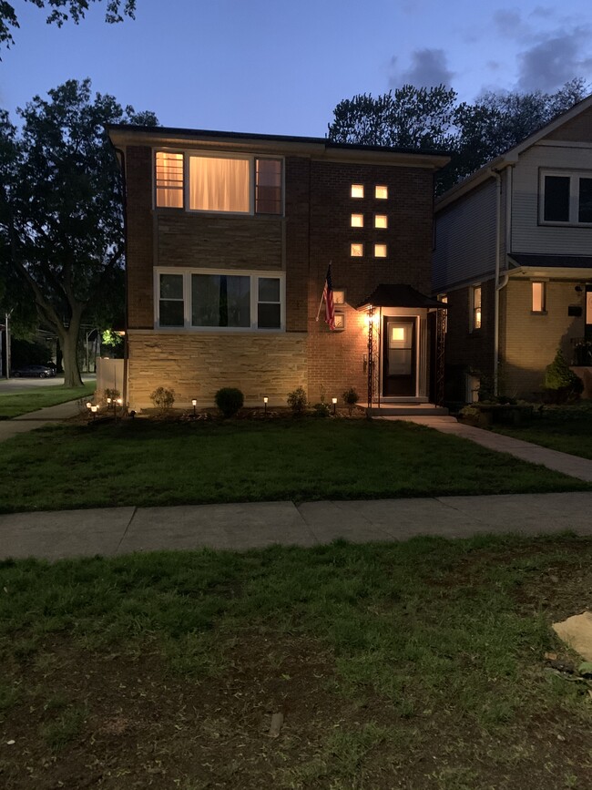 829 Lathrop Ave, Unit 2 in Forest Park, IL - Foto de edificio - Building Photo