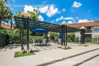 4008 Crockers Lake Blvd in Sarasota, FL - Foto de edificio - Building Photo