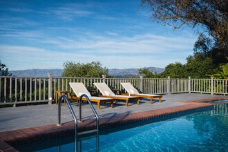 2050 Cyprean Dr in Los Angeles, CA - Foto de edificio - Building Photo