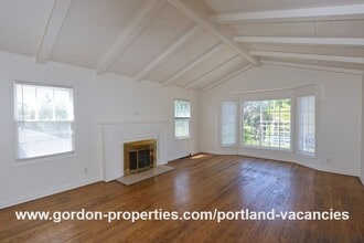 2360 SE 57th Ave in Portland, OR - Foto de edificio - Building Photo