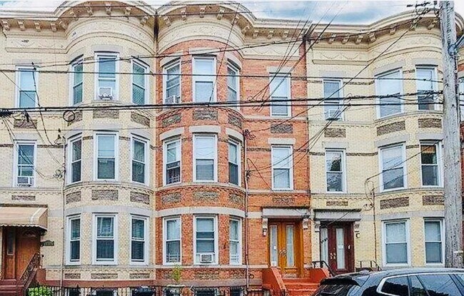 59-22 Catalpa Ave in Queens, NY - Building Photo - Building Photo