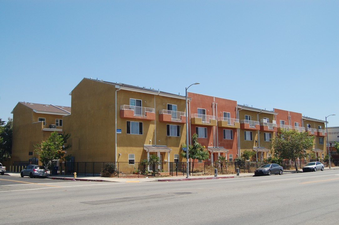 5000 S Figueroa St in Los Angeles, CA - Building Photo