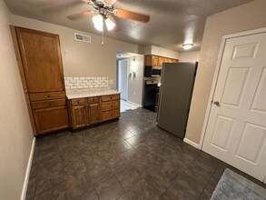 10275 Mills Station Rd in Rancho Cordova, CA - Foto de edificio - Building Photo