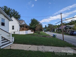 28 Woodrow Ave in Asheville, NC - Building Photo - Building Photo