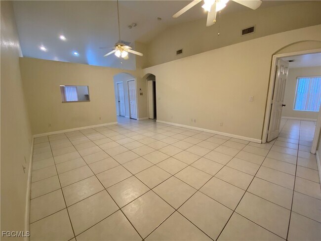 909 SE 14th St in Cape Coral, FL - Building Photo - Building Photo