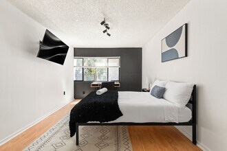A fully furnished 3 bedroom, 2 bathroom apartment with common areas at 1823 Pelham Ave. Unit 2 in Los Angeles, CA - Foto de edificio - Interior Photo