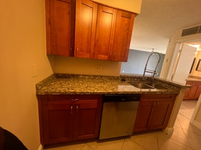 2831 N Oakland Forest Dr in Oakland Park, FL - Foto de edificio - Building Photo