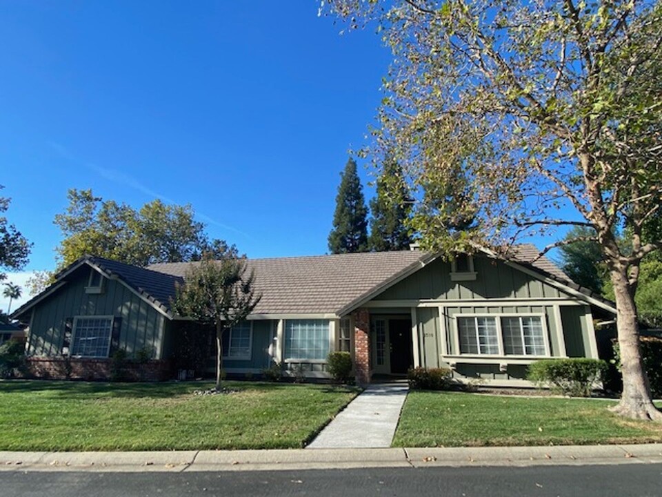 1310 Aberdeen Cir in Roseville, CA - Building Photo