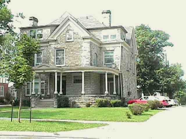 515 High Ave E in Oskaloosa, IA - Foto de edificio