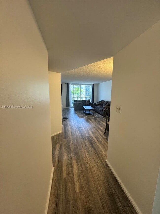 5300 NE 24th Terrace in Fort Lauderdale, FL - Building Photo - Building Photo