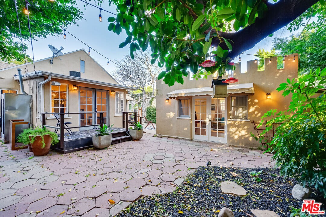 8838 Rosewood Ave in West Hollywood, CA - Building Photo