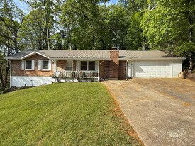 1015 Lanier Dr in Marietta, GA - Building Photo